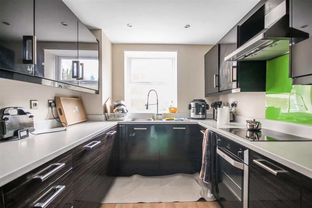 Property photo 3 of 8 Kitchen