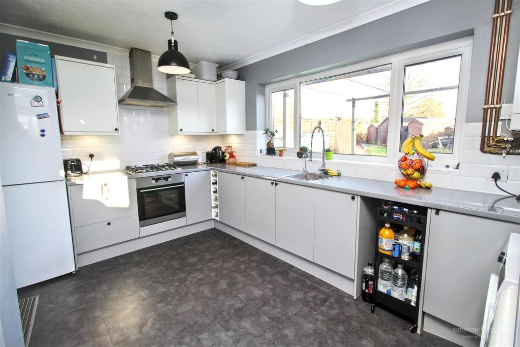 Property photo 3 of 12 Kitchen