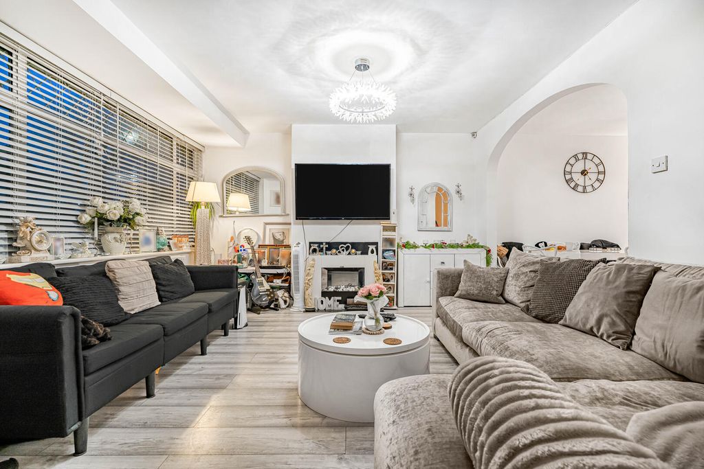 Property photo 2 of 20 Living Room