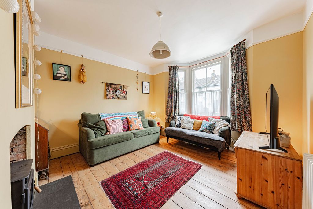 Property photo 2 of 24 Living Room (1)