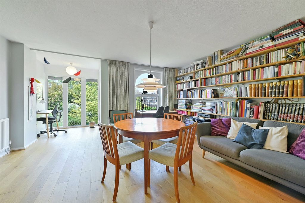 Property photo 2 of 14 Sitting Room