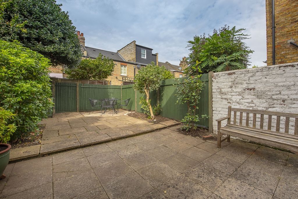 Property photo 3 of 11 Garden B