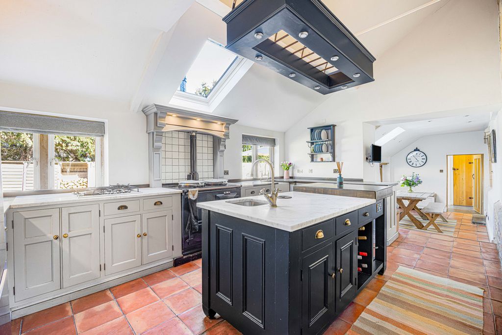 Property photo 2 of 25