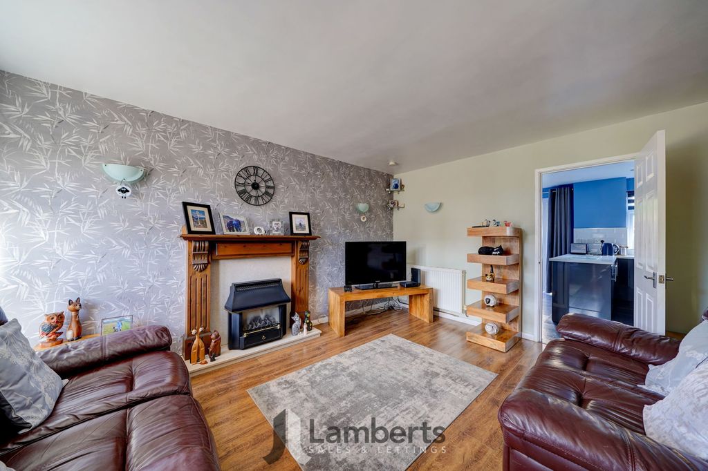 Property photo 3 of 21 Lounge