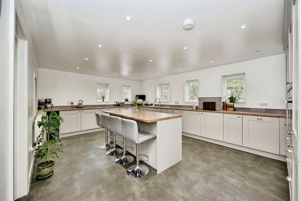 Property photo 3 of 20 Modern Open Plan Kitchen