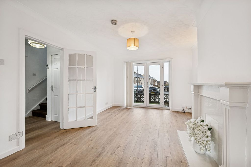 Property photo 2 of 18 Lounge