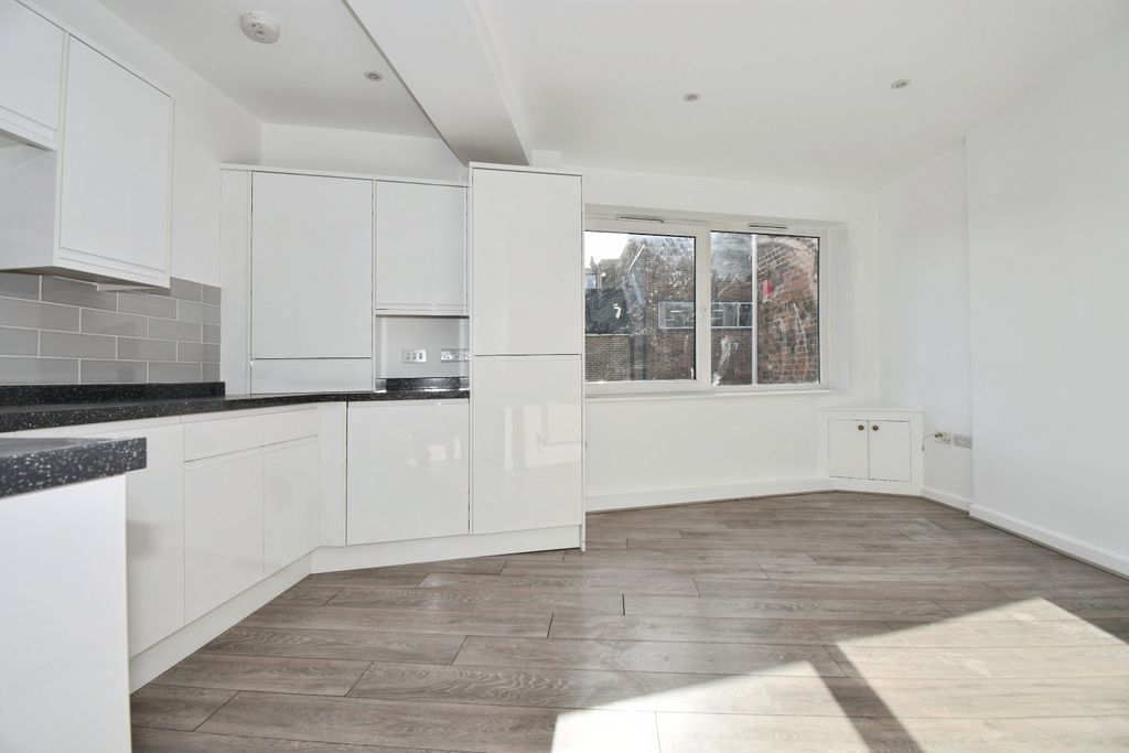 Property photo 2 of 7 Living Room / Kitchen