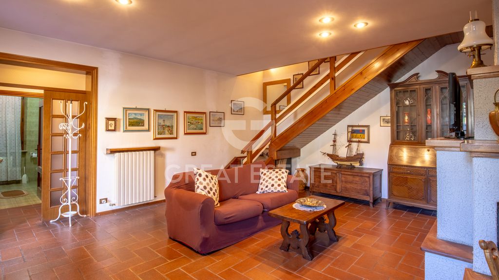 Property photo 2 of 43 Interiors