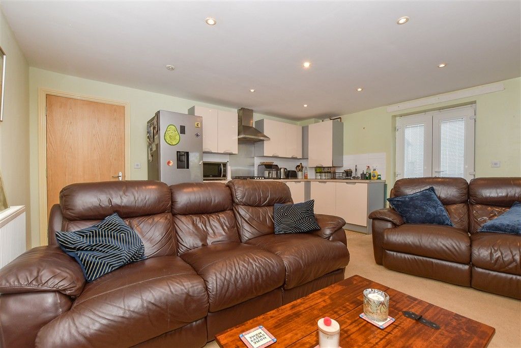 Property photo 3 of 10 Kitchen/Lounge