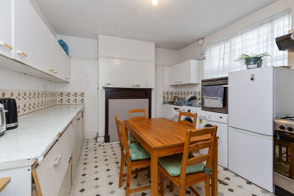 Property photo 3 of 9 419A Kingston Road, Epsom, Kt19 0BT