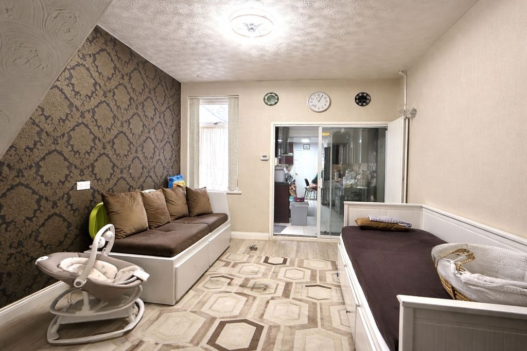 Property photo 3 of 7 Living Room