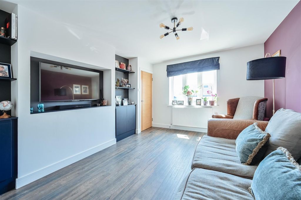 Property photo 3 of 12 7 Marshalls Way-5.Jpg