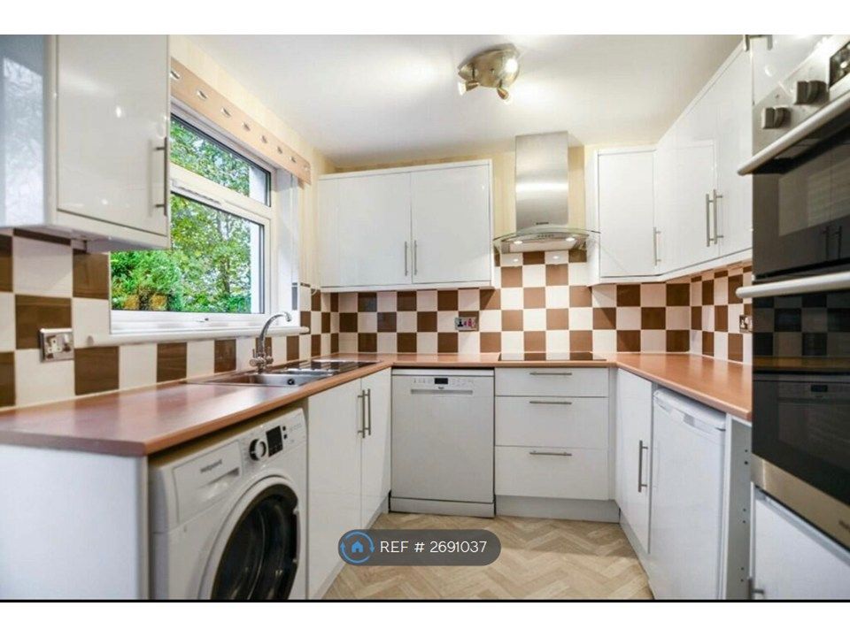 Property photo 3 of 11 Kitchen