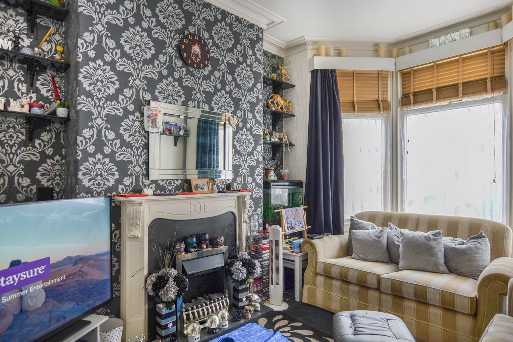 Property photo 2 of 22