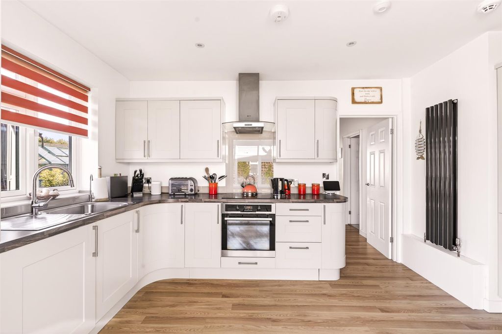 Property photo 2 of 28 Kitchen/Breakfast Room