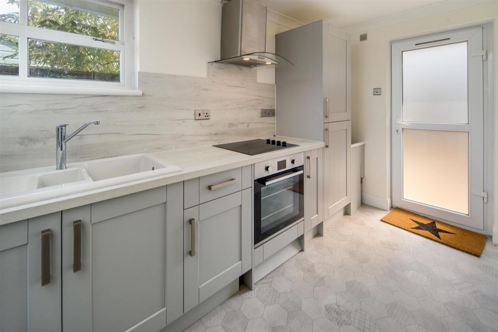 Property photo 2 of 8 Kitchen