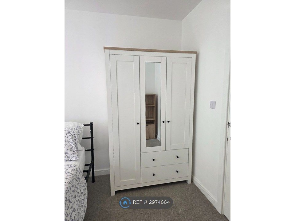 Property photo 3 of 7 Wardrobe