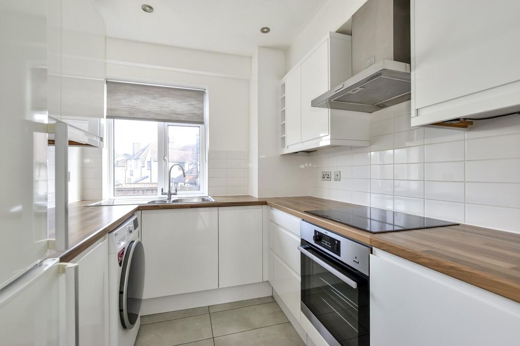 Property photo 3 of 11 Kitchen