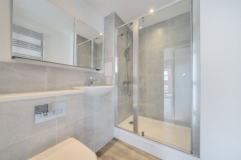 Property photo 3 of 21 Bathroom