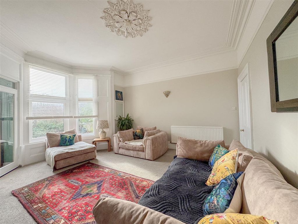 Property photo 2 of 20 Lounge