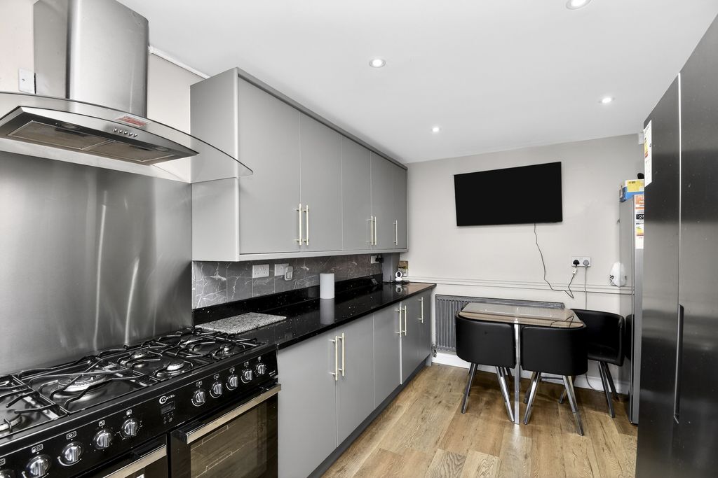 Property photo 3 of 20 Kitchen