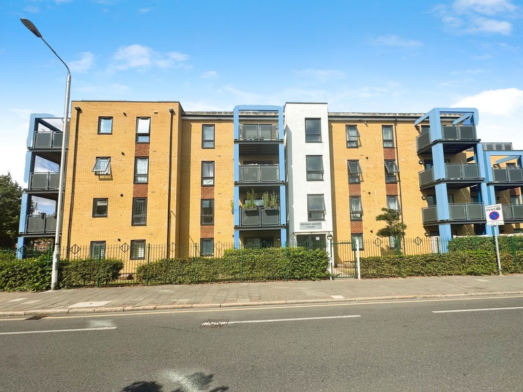 Property photo 1 of 11 One Bedroom Tastefully Presented Top Floor Flat