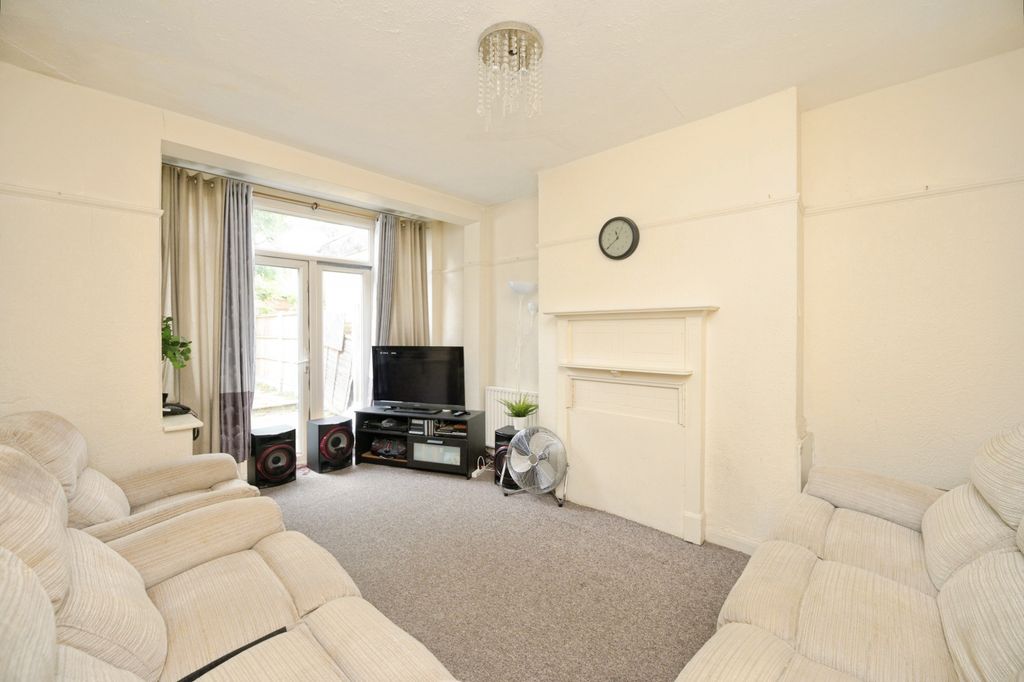 Property photo 3 of 20 Lounge