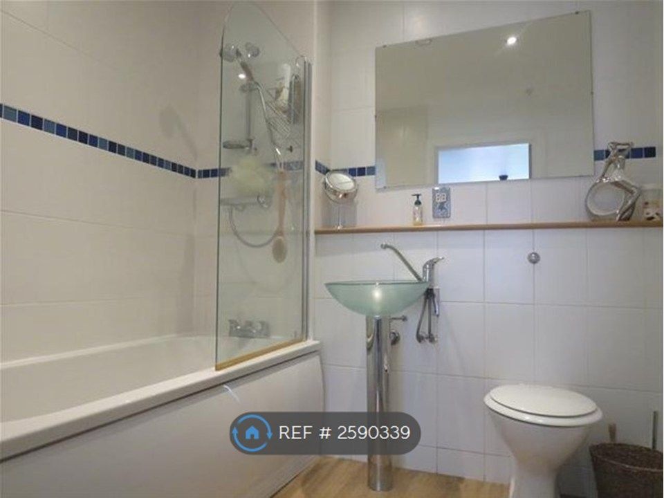 Property photo 2 of 7 Bedroom 1 Ensuite With Jacuzzi Bath