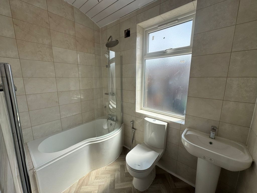 Property photo 1 of 8 Bright And Modern Bathroom Suite Featuring A Curve...