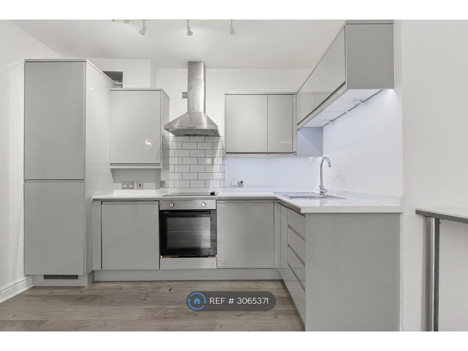 Property photo 3 of 11 Kitchen