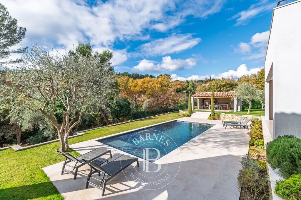 Property photo 2 of 26