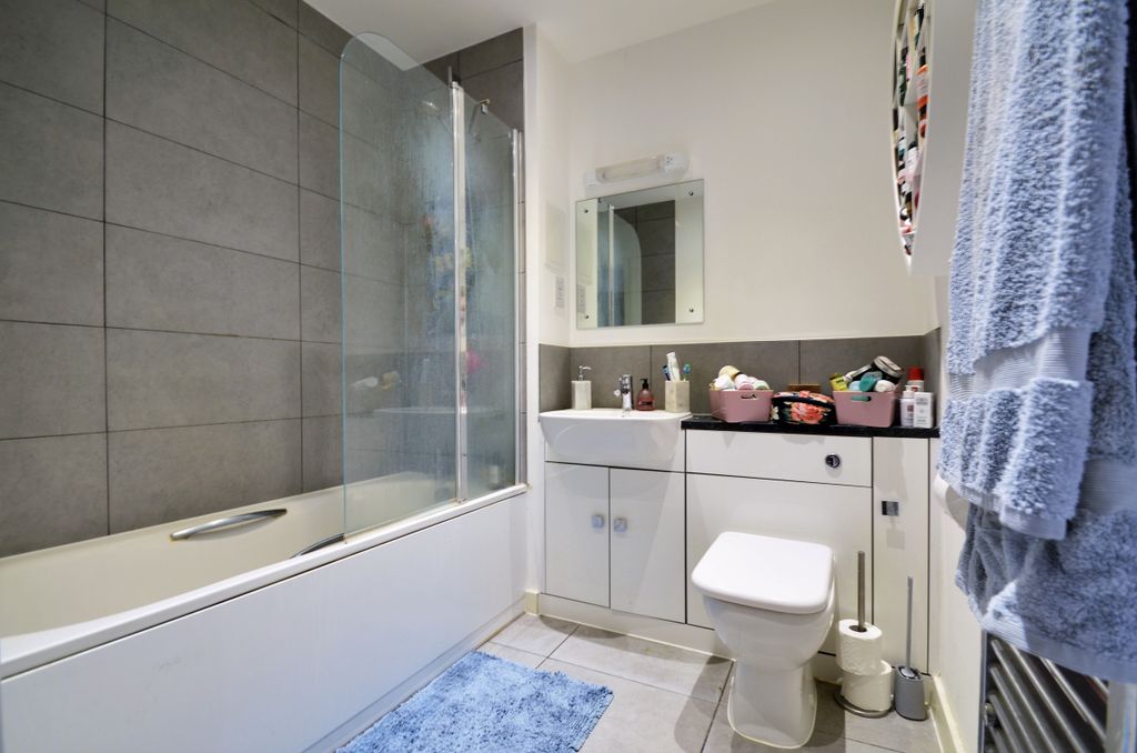 Property photo 3 of 14 Bathroom.Jpg