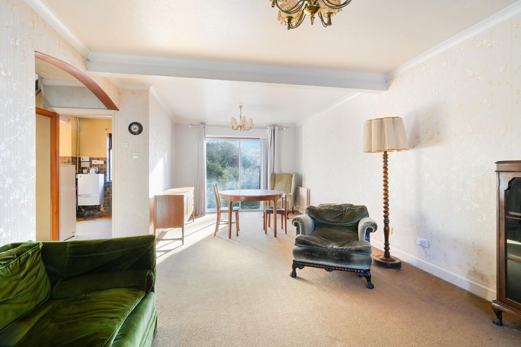 Property photo 3 of 19 Shelvers Way