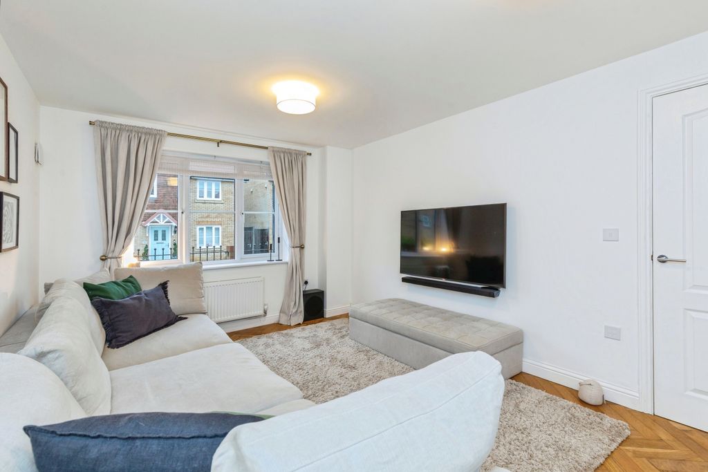 Property photo 3 of 20 Lounge