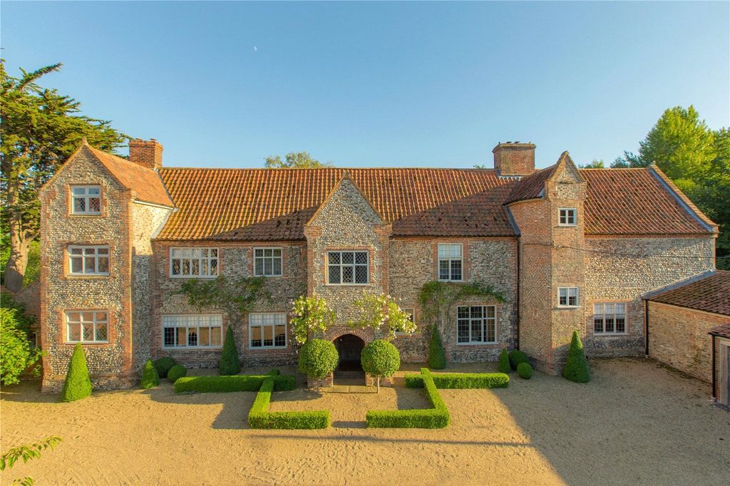 Property photo 2 of 31 Sharrington Hall
