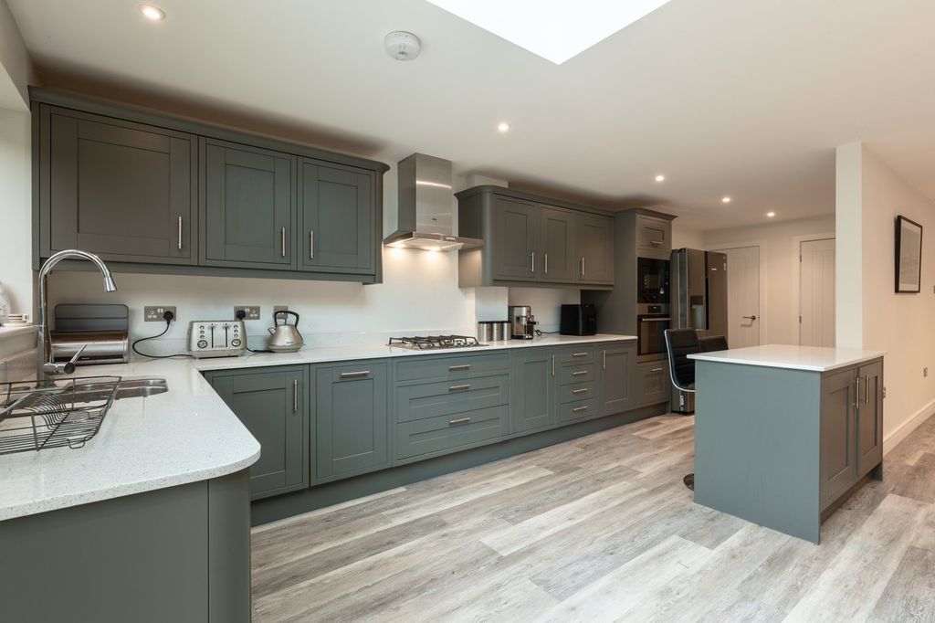 Property photo 2 of 25