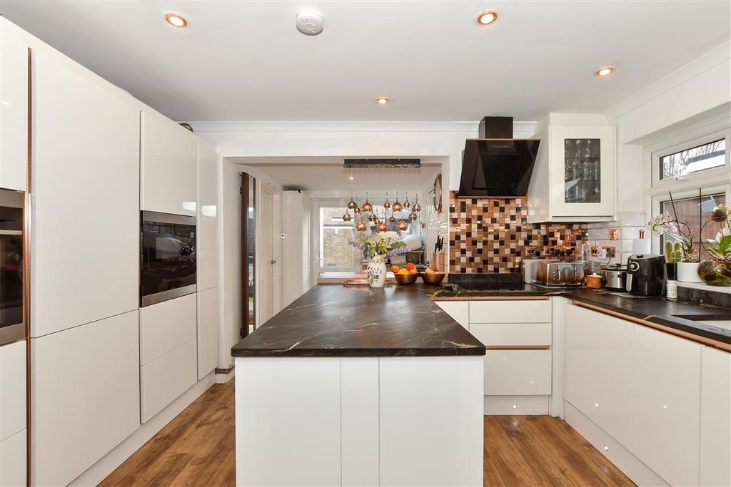 Property photo 1 of 11 Kitchen