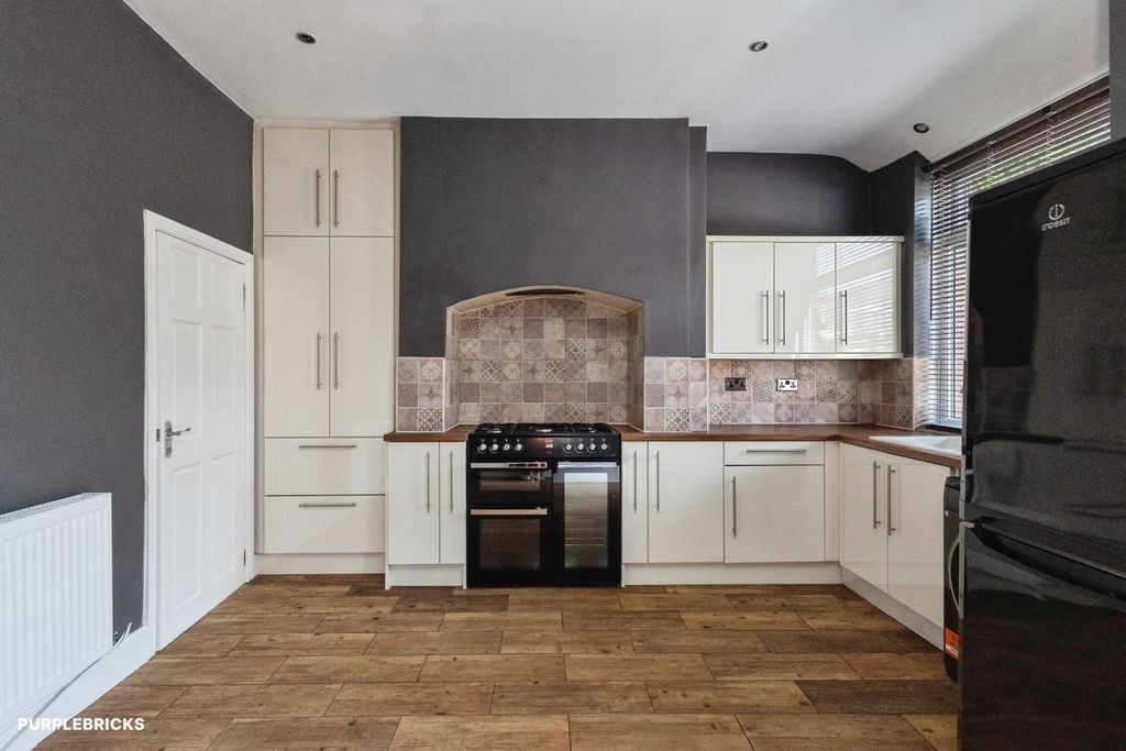 Property photo 3 of 17 Kitchen