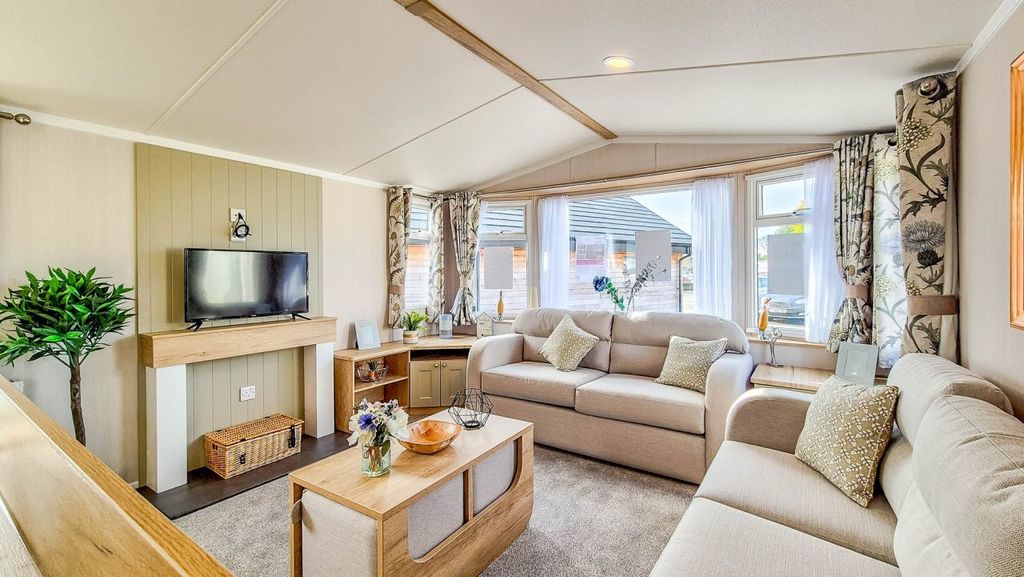 Property photo 3 of 19 Untitled 8