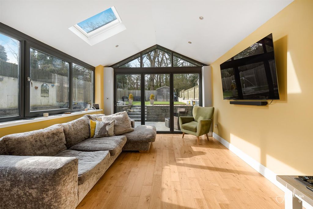 Property photo 2 of 27 Garden Room