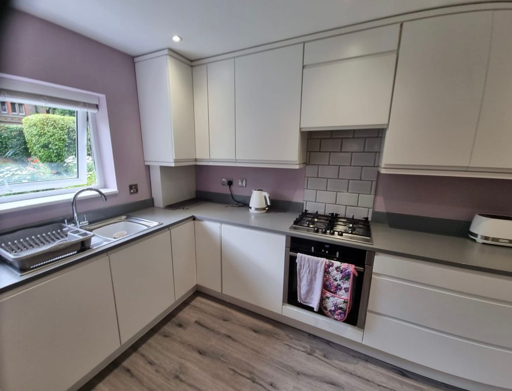 Property photo 3 of 10 Kitchen