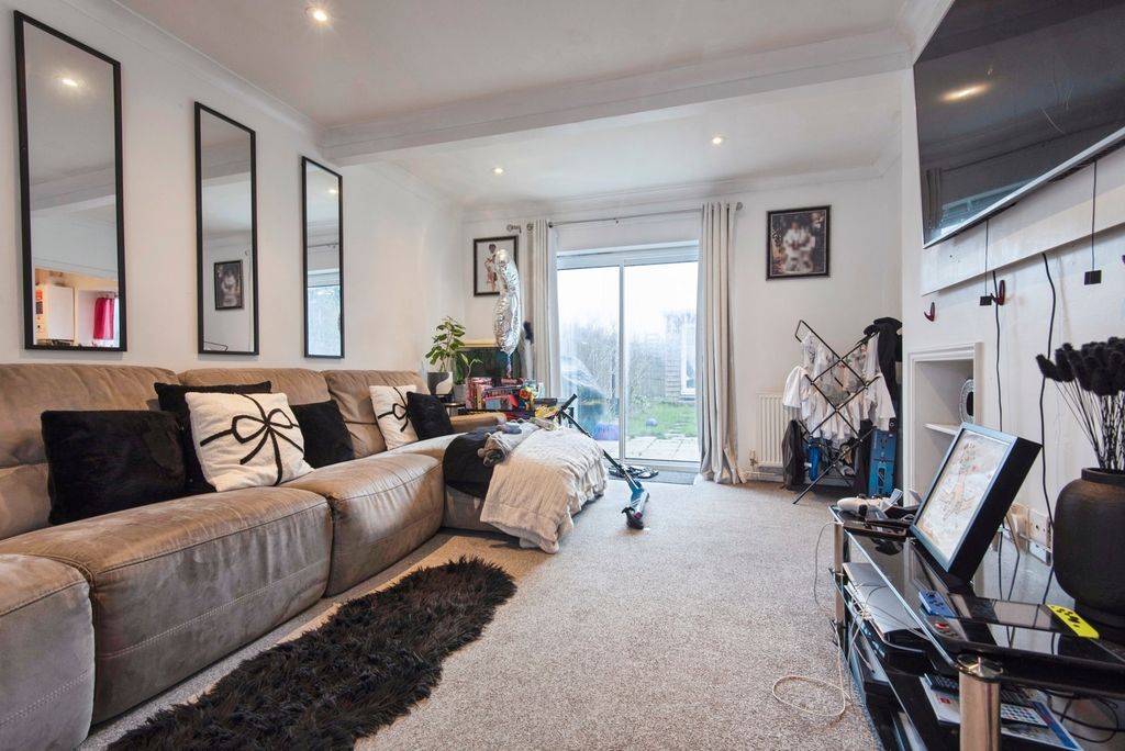 Property photo 3 of 19 Lounge