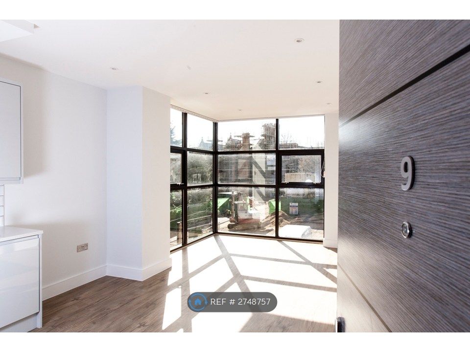 Property photo 1 of 8 Living Room Overlooking Lascelles Park