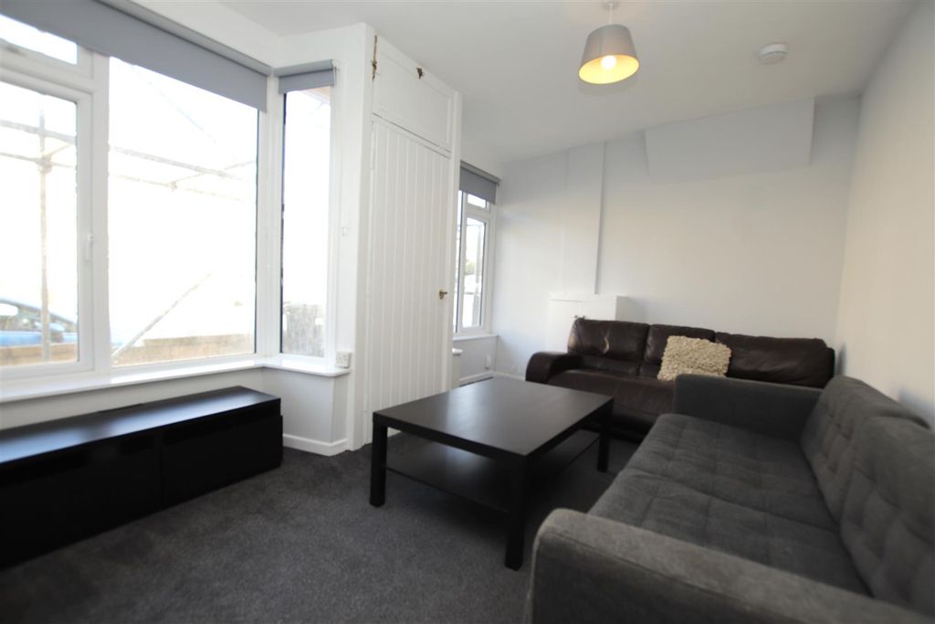 Property photo 1 of 13 Living.Jpg