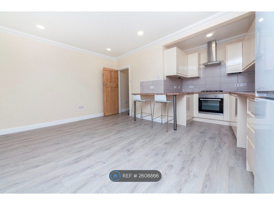 Property photo 1 of 8 Beautiful Spacious Living Room