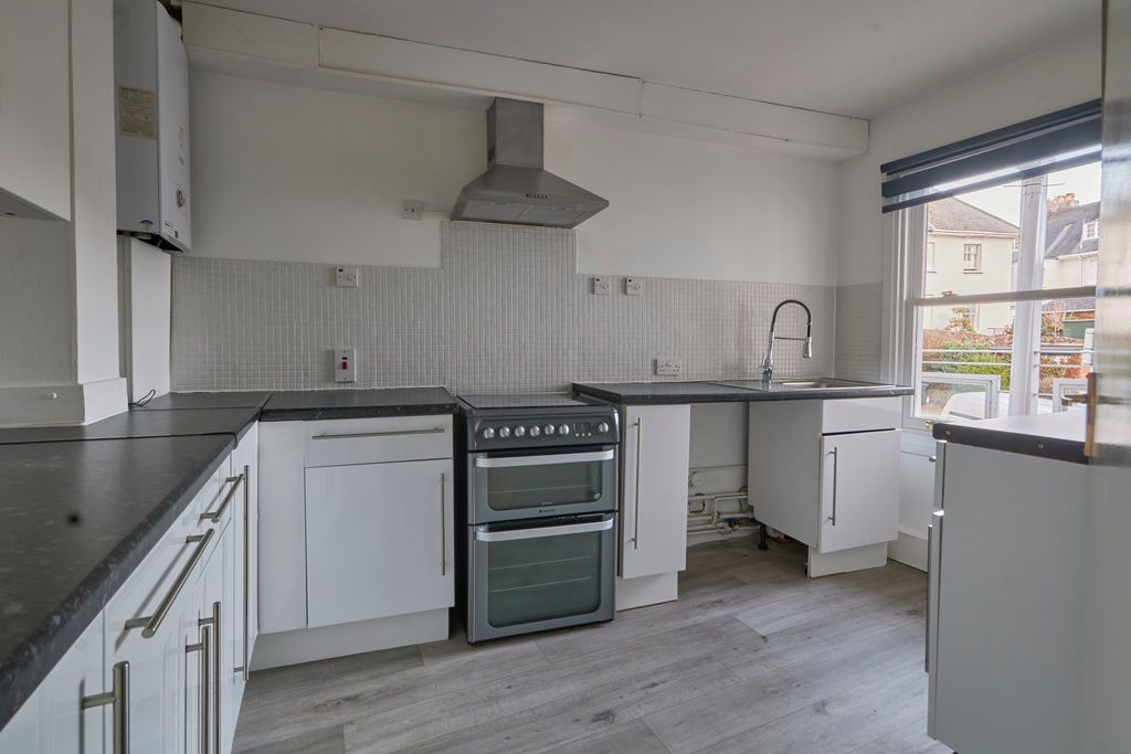 Property photo 3 of 10 Kitchen