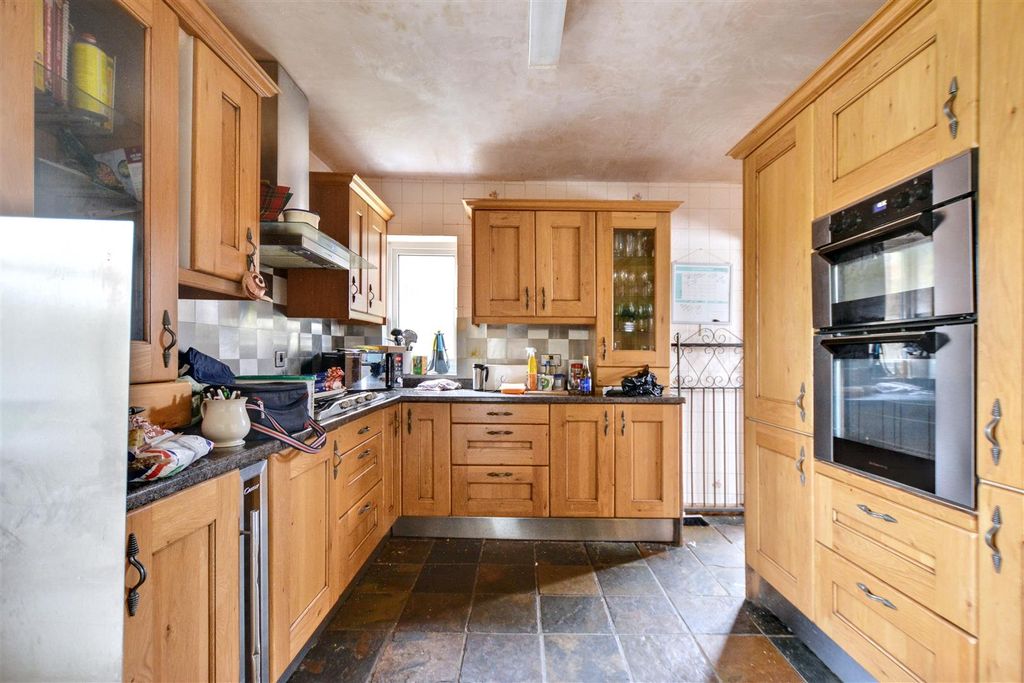 Property photo 3 of 17 Kitchen