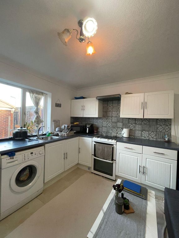 Property photo 1 of 9 Studio Flat With Seperate Kitchen - Ideal For Working Couple