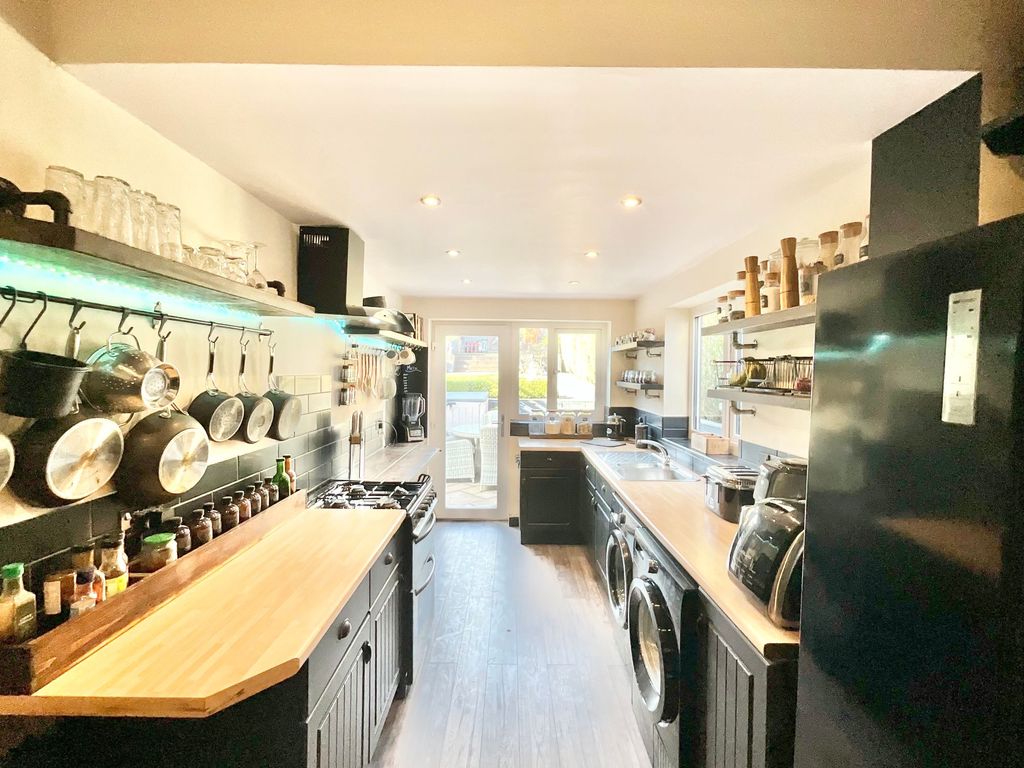 Property photo 3 of 27