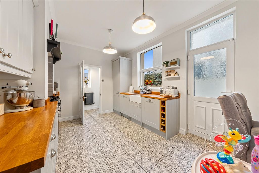 Property photo 3 of 36 Inglefield-Avenue-23.Jpg